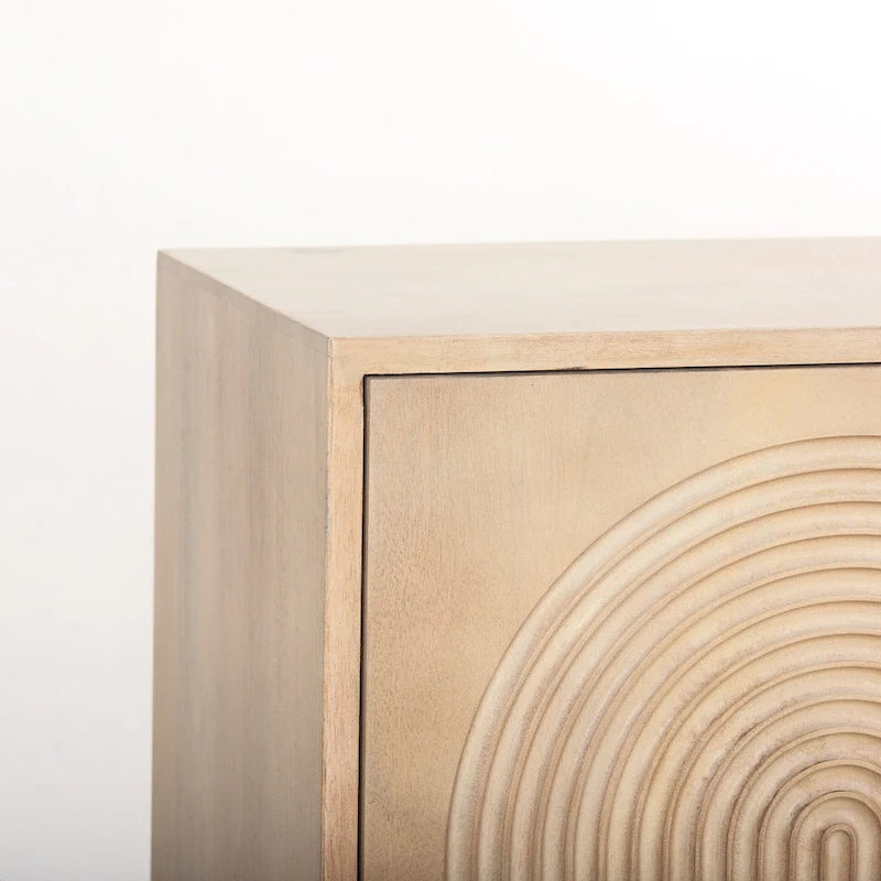 Hellbraunes Massivholz-Sideboard mit gemusterten Türen – 71.75B x 30H x 15T