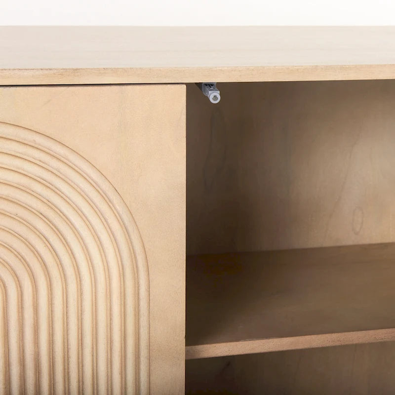 Hellbraunes Massivholz-Sideboard mit gemusterten Türen – 71.75B x 30H x 15T