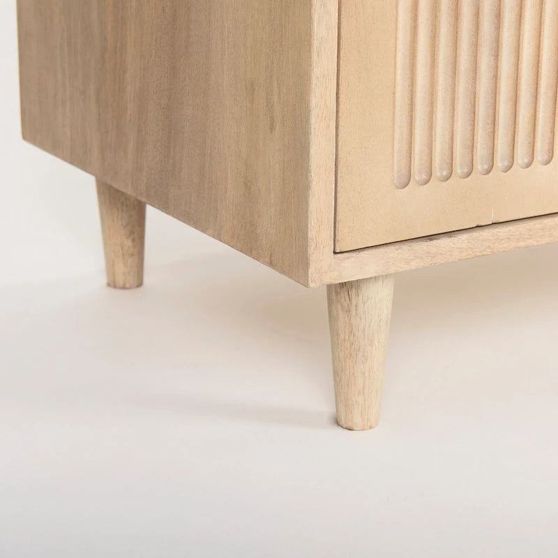 Hellbraunes Massivholz-Sideboard mit gemusterten Türen – 71.75B x 30H x 15T